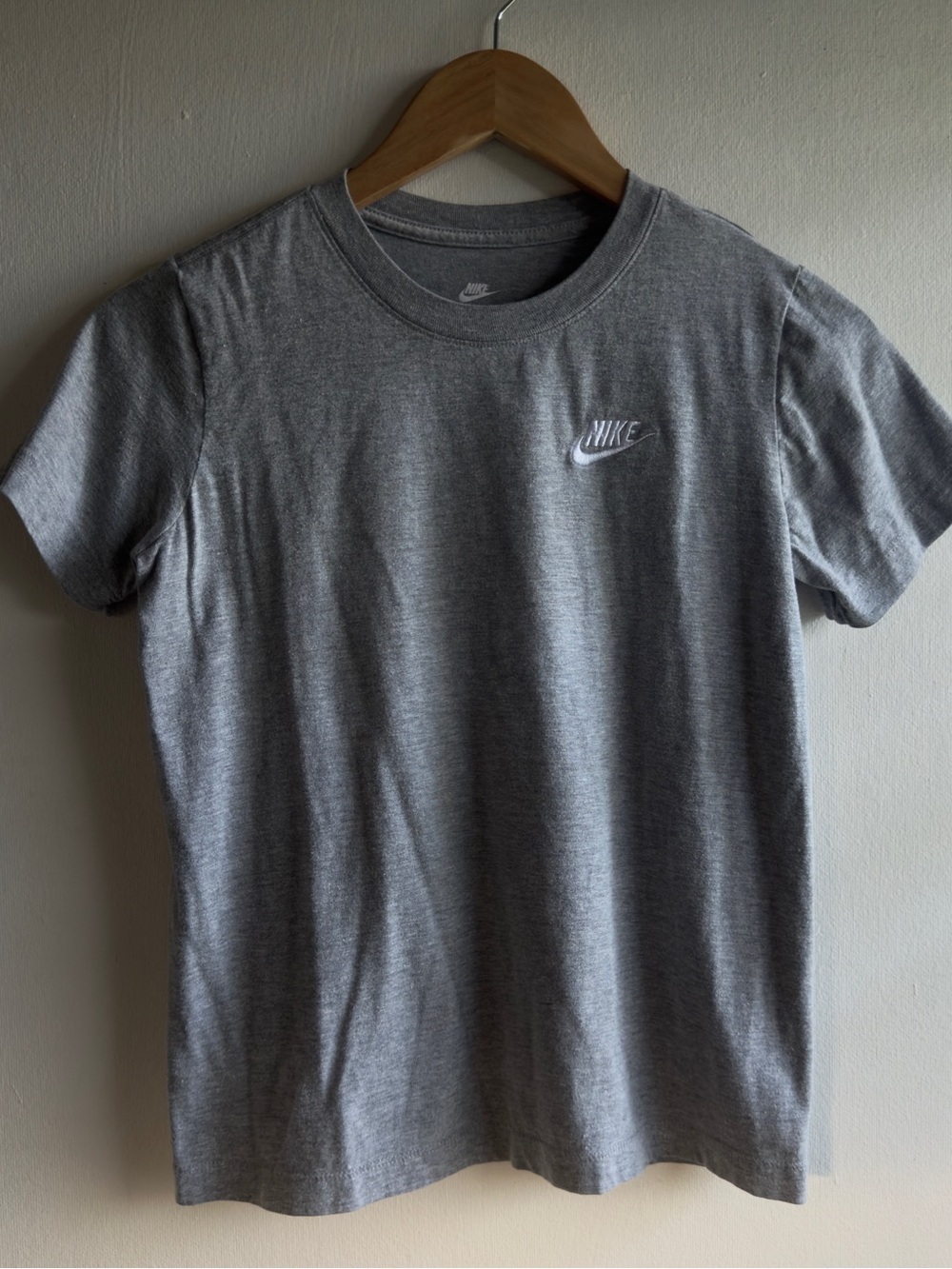 Boys Nike Club Tee in Heather Gray